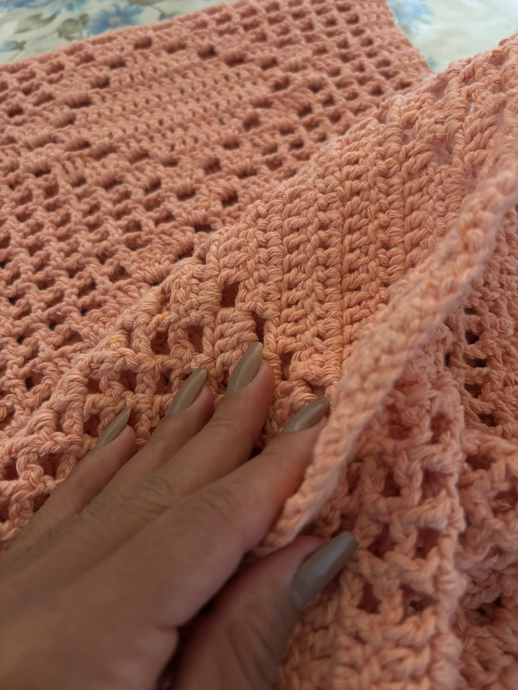 Caminho de Mesa Filet Corações em Crochê Artesanal — Rosa Salmão