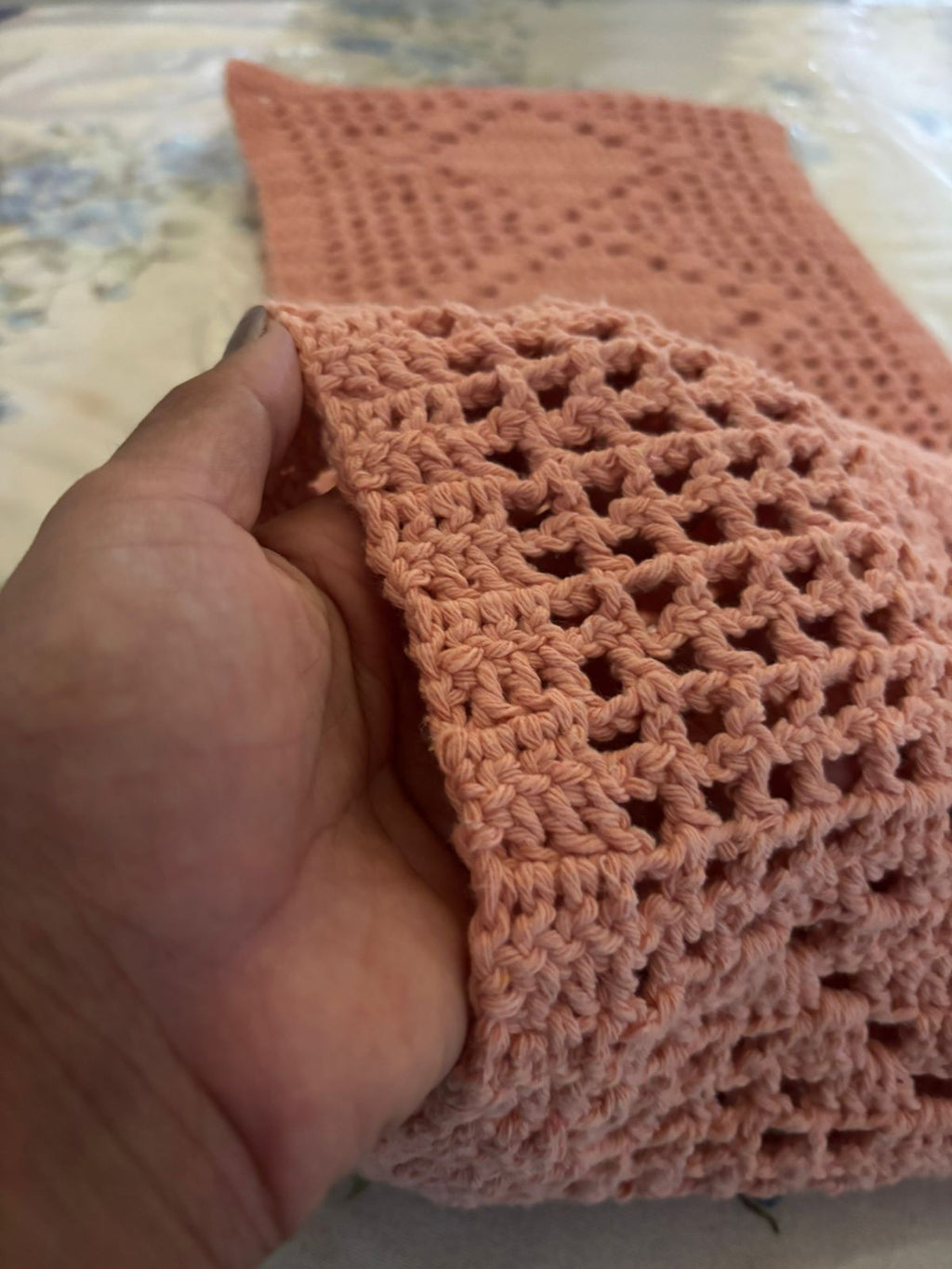 Caminho de Mesa Filet Corações em Crochê Artesanal — Rosa Salmão