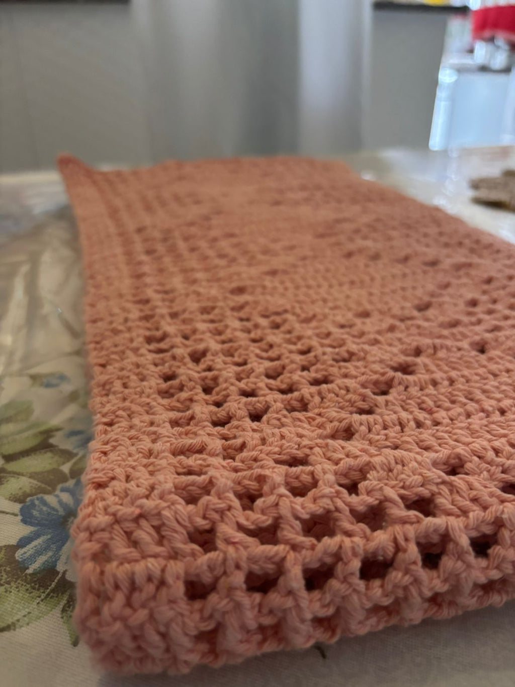 Caminho de Mesa Filet Corações em Crochê Artesanal — Rosa Salmão