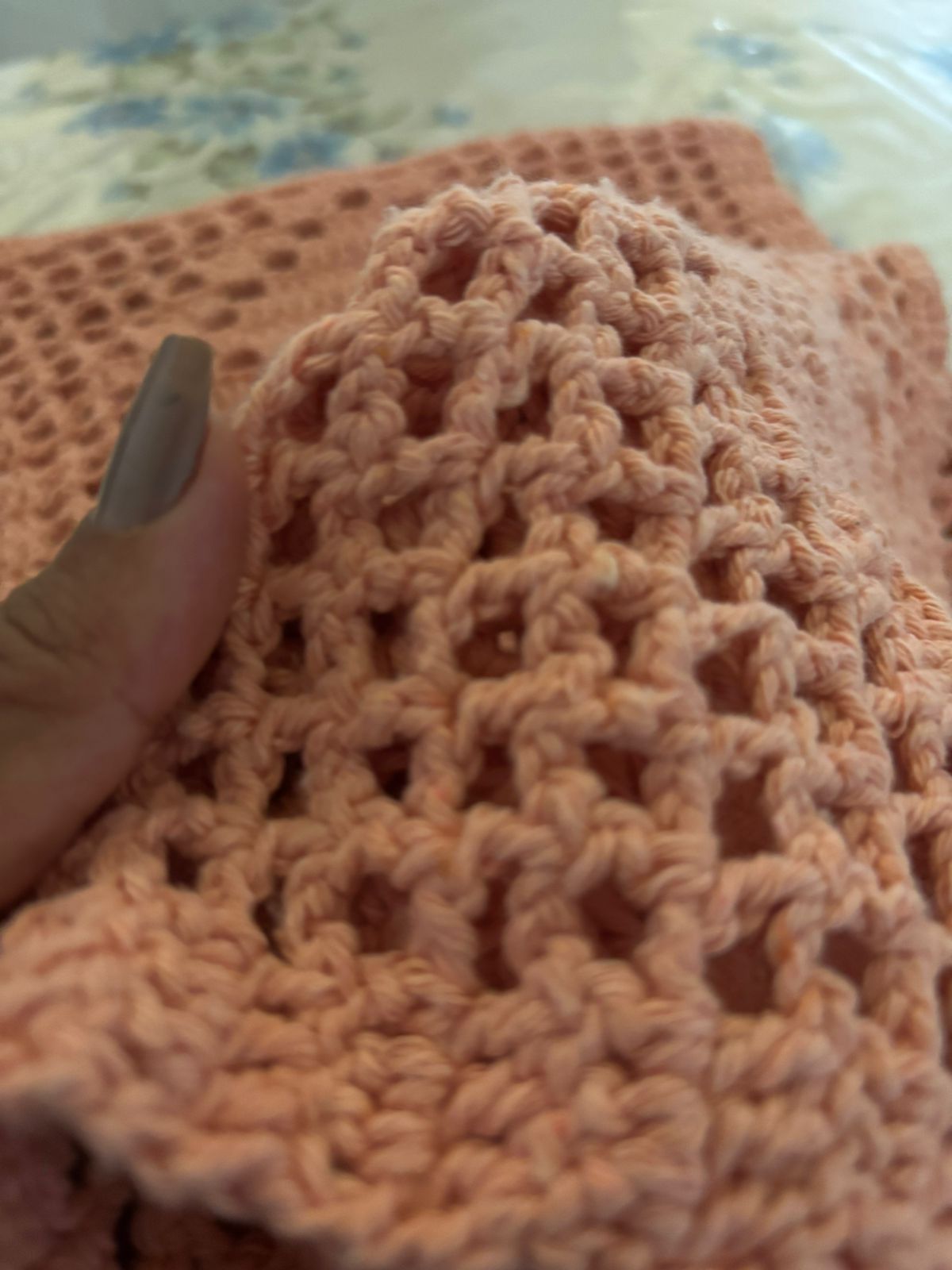 Caminho de Mesa Filet Corações em Crochê Artesanal — Rosa Salmão