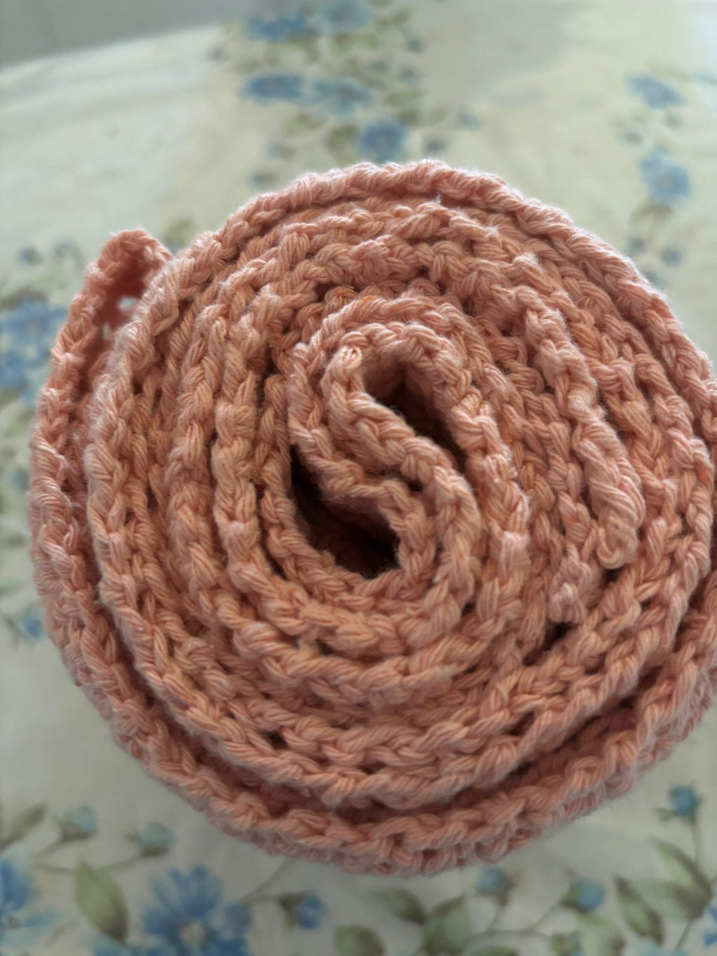 Caminho de Mesa Filet Corações em Crochê Artesanal — Rosa Salmão