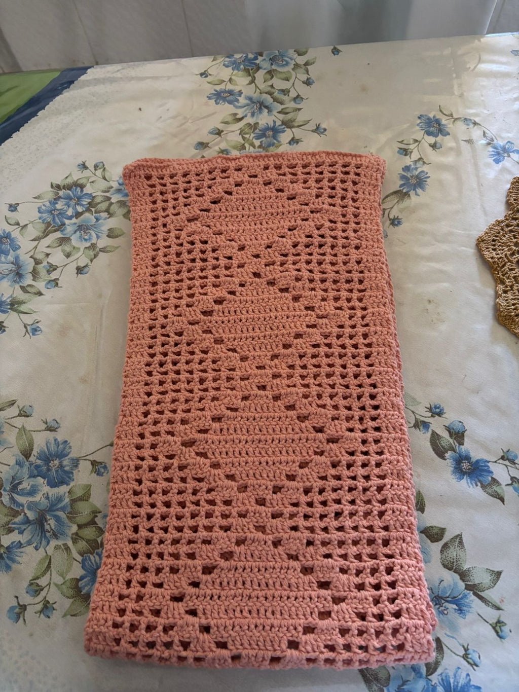 Caminho de Mesa Filet Corações em Crochê Artesanal — Rosa Salmão