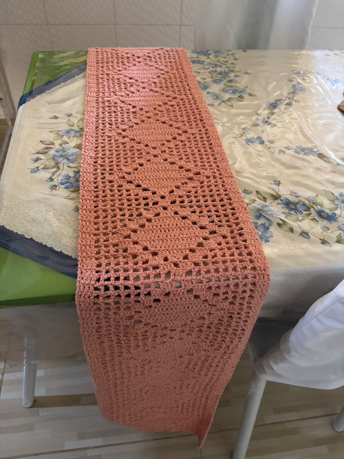 Caminho de Mesa Filet Corações em Crochê Artesanal — Rosa Salmão