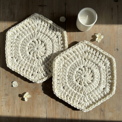 Kit Delicadeza à Mesa - 2 jogos americanos hexagonais em crochê branco com detalhes dourados